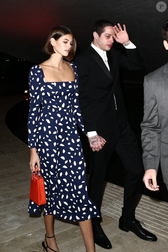 Kaia Gerber et son compagnon Pete Davidson se sont rendus samedi soir à la fête de mariage d'un couple d'amis. Dans l'après-midi, le couple a été aperçu s'embrassant langoureusement au bord d'une piscine d'un hôtel à Miami le 23 Novembre 2019.