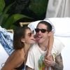 Kaia Gerber et son compagnon Pete Davidson vivent la parfait amour. Le coupe a été vu s'embrassant à de multiples reprises au bord d'une piscine à Miami le 23 Novembre 2019. Le couple est à Miami pour assister au mariage d'un ami.