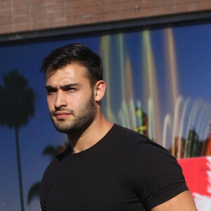 Exclusif - Britney Spears et son compagnon Sam Asghari sont allés déjeuner dans le restaurant 'Le Pain Quotidien' à Beverly Hills. Britney porte une blouse blanche transparente qui laisse entrevoir ses tétons. Le couple semble très amoureux, ils se tiennent la main alors qu'ils traversent la rue, le 12 juillet 2019.