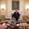 En plein shutdown et faute de cuisiniers à la Maison Blanche Donald Trump a commandé des pizzas et des hamburgers des chaînes de fast-food, pour recevoir les joueurs victorieux de l'équipe de football des Clemson Tigers, vainqueurs du championnat national de football universitaire le 14 janvier 2019.