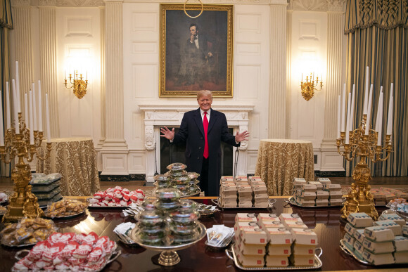 En plein shutdown et faute de cuisiniers à la Maison Blanche Donald Trump a commandé des pizzas et des hamburgers des chaînes de fast-food, pour recevoir les joueurs victorieux de l'équipe de football des Clemson Tigers, vainqueurs du championnat national de football universitaire le 14 janvier 2019.