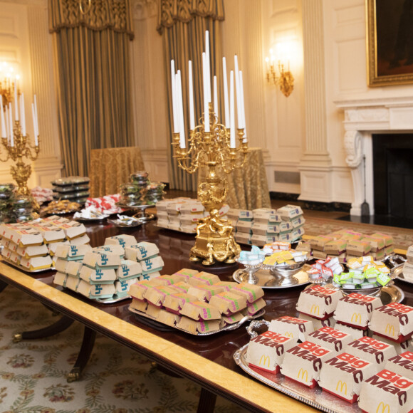 En plein shutdown et faute de cuisiniers à la Maison Blanche Donald Trump a commandé des pizzas et des hamburgers des chaînes de fast-food, pour recevoir les joueurs victorieux de l'équipe de football des Clemson Tigers, vainqueurs du championnat national de football universitaire le 14 janvier 2019.