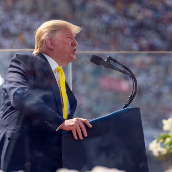 Le président Donald Trump et sa femme Melania sont accueillis par le premier ministre Narendra Modi à Ahmedabad, Inde le 24 février 2020.