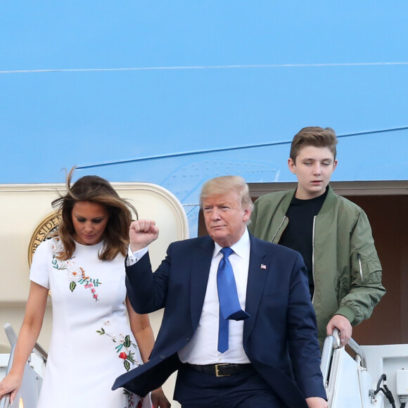 Donald J. Trump (président des Etats-Unis), avec sa femme la Première dame Melania et son fils Barron, débarquent d'Air Force One sur le tarmac de l'aéroport de Palm Beach, le 17 janvier 2020.