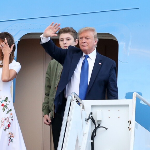 Donald J. Trump (président des Etats-Unis), avec sa femme la Première dame Melania et son fils Barron, débarquent d'Air Force One sur le tarmac de l'aéroport de Palm Beach, le 17 janvier 2020.