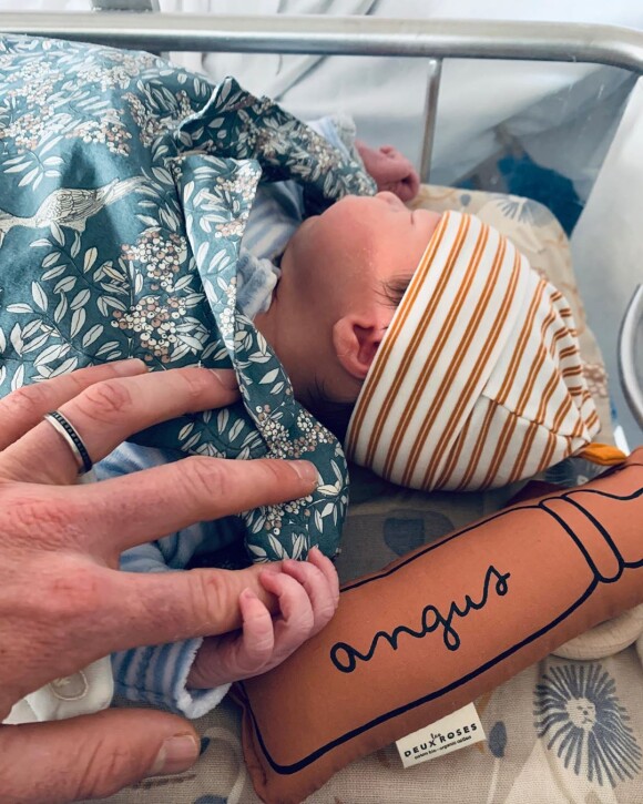 Romain Bardet a annonce le 26 février 2020 la naissance d'Angus, son premier enfant avec sa femme Amandine, sur son compte Instagram.
