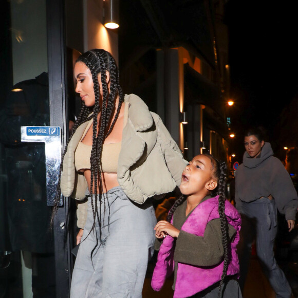 Kim Kardashian et North West arrivent au restaurant Le Piaf, lieu de l'after show Yeezy Season 8. Paris, le 2 mars 2020.