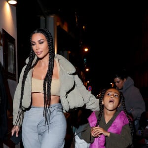 Kim Kardashian et North West arrivent au restaurant Le Piaf, lieu de l'after show Yeezy Season 8. Paris, le 2 mars 2020.