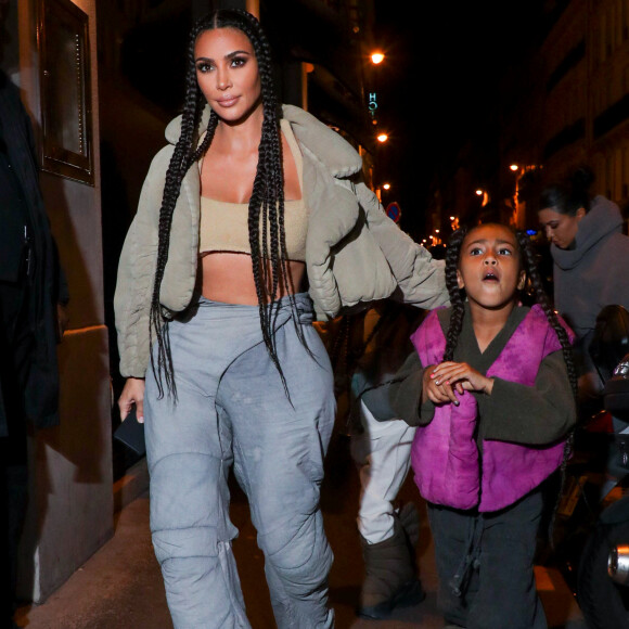 Kim Kardashian et North West arrivent au restaurant Le Piaf, lieu de l'after show Yeezy Season 8. Paris, le 2 mars 2020.