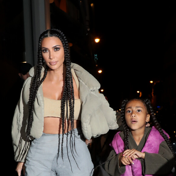 Kim Kardashian et North West arrivent au restaurant Le Piaf, lieu de l'after show Yeezy Season 8. Paris, le 2 mars 2020.