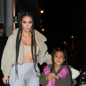 Kim Kardashian et North West arrivent au restaurant Le Piaf, lieu de l'after show Yeezy Season 8. Paris, le 2 mars 2020.