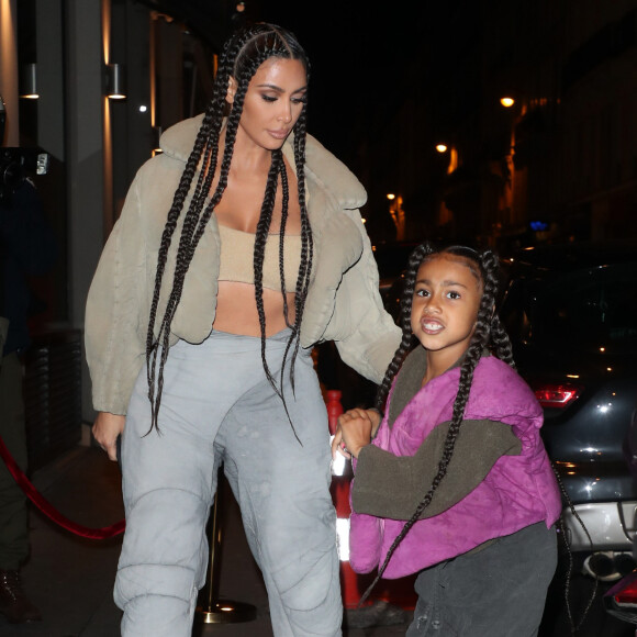 Kim Kardashian et North West arrivent au restaurant Le Piaf, lieu de l'after show Yeezy Season 8. Paris, le 2 mars 2020.