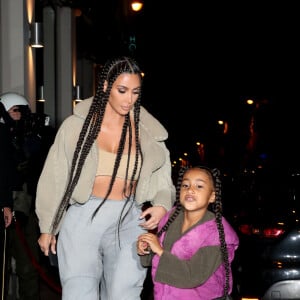 Kim Kardashian et North West arrivent au restaurant Le Piaf, lieu de l'after show Yeezy Season 8. Paris, le 2 mars 2020.