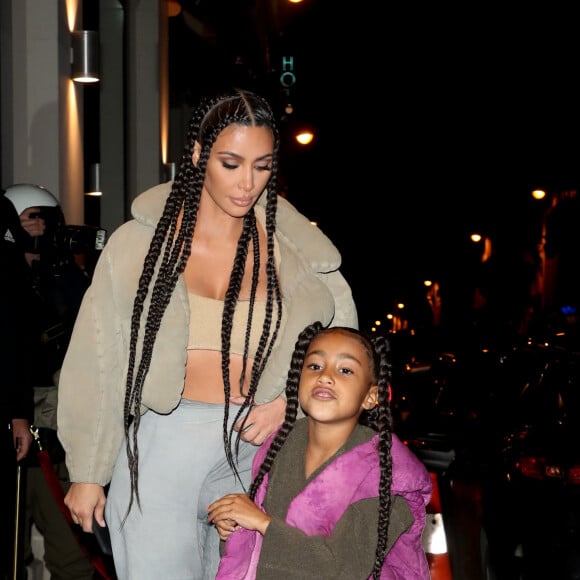 Kim Kardashian et North West arrivent au restaurant Le Piaf, lieu de l'after show Yeezy Season 8. Paris, le 2 mars 2020.