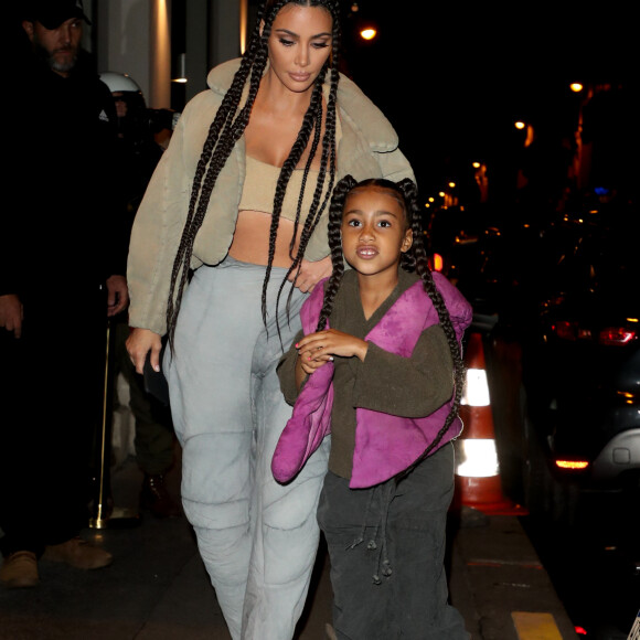 Kim Kardashian et North West arrivent au restaurant Le Piaf, lieu de l'after show Yeezy Season 8. Paris, le 2 mars 2020.