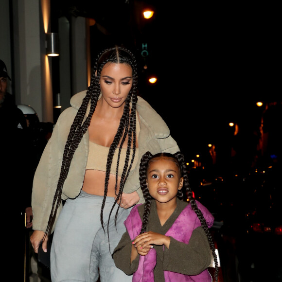 Kim Kardashian et North West arrivent au restaurant Le Piaf, lieu de l'after show Yeezy Season 8. Paris, le 2 mars 2020.