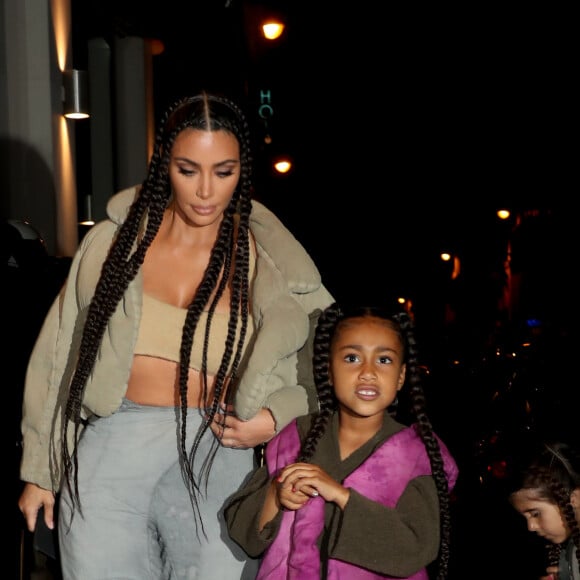 Kim Kardashian et North West arrivent au restaurant Le Piaf, lieu de l'after show Yeezy Season 8. Paris, le 2 mars 2020.