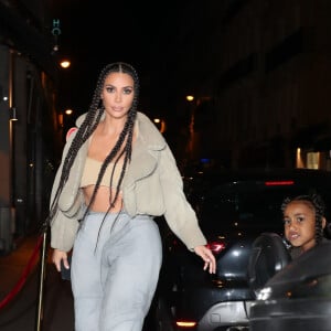 Kim Kardashian et North West arrivent au restaurant Le Piaf, lieu de l'after show Yeezy Season 8. Paris, le 2 mars 2020.