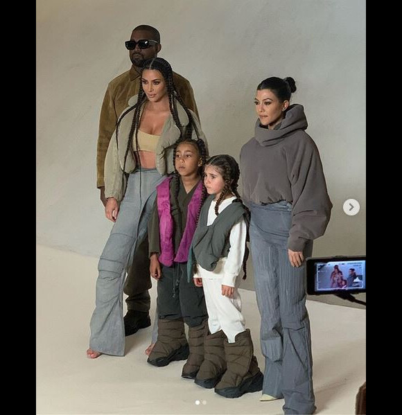 Kanye West, Kim Kardashian, Kourtney Kardashian, North West et Penelope Disick au défilé Yeezy Season 8 à l'Espace Niemeyer. Paris, le 2 mars 2020.
