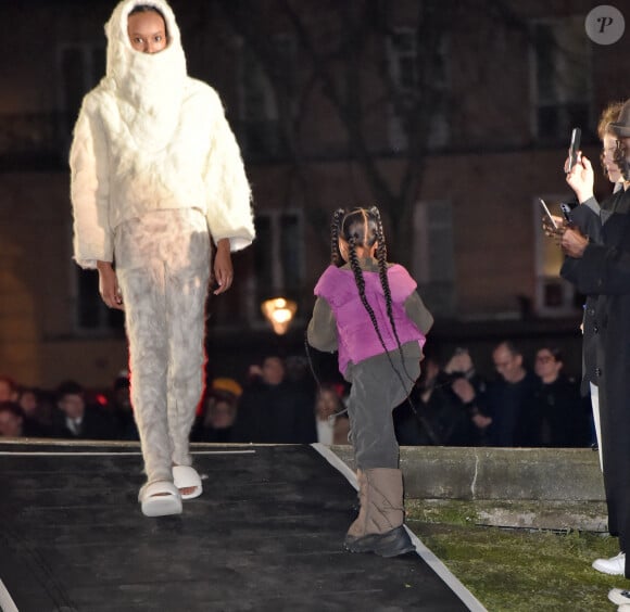 La fille de Kim Kardashian et Kanye West, North, a animé le défilé Yeezy Season 8 à l'Espace Niemeyer. Paris, le 2 mars 2020.