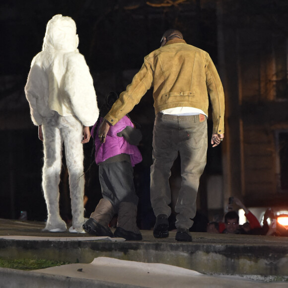 Kanye West et sa fille North au défilé Yeezy Season 8 à l'Espace Niemeyer. Paris, le 2 mars 2020.