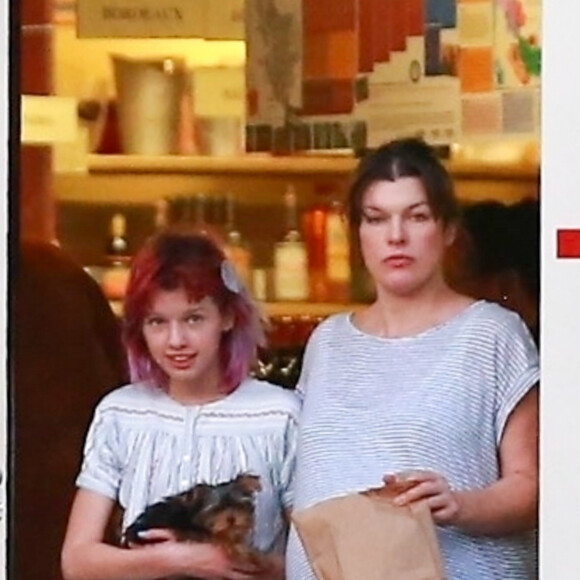 Exclusif - Milla Jovovich enceinte se promène avec son mari Paul W. S. Anderson et leur fille Ever dans les rues de Beverly Hills le 7 janvier 2020.