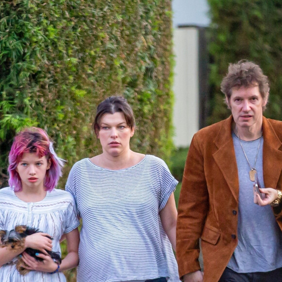 Exclusif - Milla Jovovich enceinte se promène avec son mari Paul W. S. Anderson et leur fille Ever dans les rues de Beverly Hills le 7 janvier 2020.