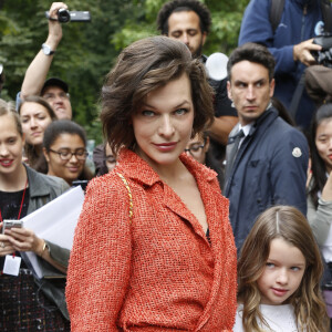 Milla Jovovich et sa fille Ever - Arrivées au défilé de mode Haute-Couture automne-hiver 2016/2017 Chanel à Paris, le 5 juillet 2016.