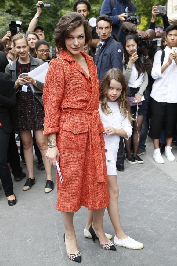 Milla Jovovich et sa fille Ever - Arrivées au défilé de mode Haute-Couture automne-hiver 2016/2017 Chanel à Paris, le 5 juillet 2016.