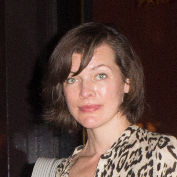 Exclusif - Après avoir assisté au défilé de mode Haute-Couture automne-hiver 2016/2017 "Chanel" avec sa fille Ever, Milla Jovovich fait du shopping avec son mari Paul W.S Anderson et un son ami le musicien Chris Brenner autour de la place Vendôme puis sur l'avenue Montaigne chez Prada à Paris le 5 juillet 2016.