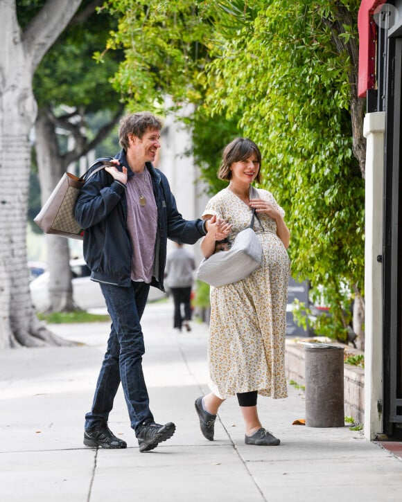 Exclusif - Milla Jovovich et son mari Paul W. S. Anderson se promènent avec leur chien dans les rues de Los Angeles, le 16 janvier 2020