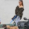Exclusif - Ariana Grande se promène avec ses deux chiens à New York le 22 septembre 2018.