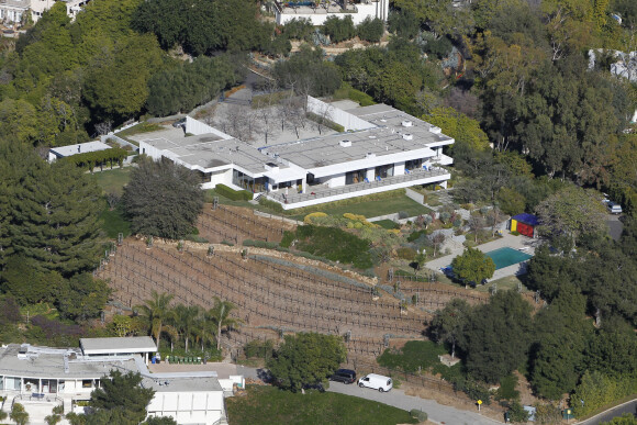 Vue aerienne de la maison de Jennifer Aniston a Bel Air  51072501 Aerial views of Jennifer Aniston's  million, 8,500 square foot mid-century mansion with four bedrooms and 6 bathrooms on March 18, 2013 in Bel Air, California. Jennifer has made quite a few changes in the year she's owned it, even replacing the vineyard with a bunch of large trees!19/04/2013 - Bel Air