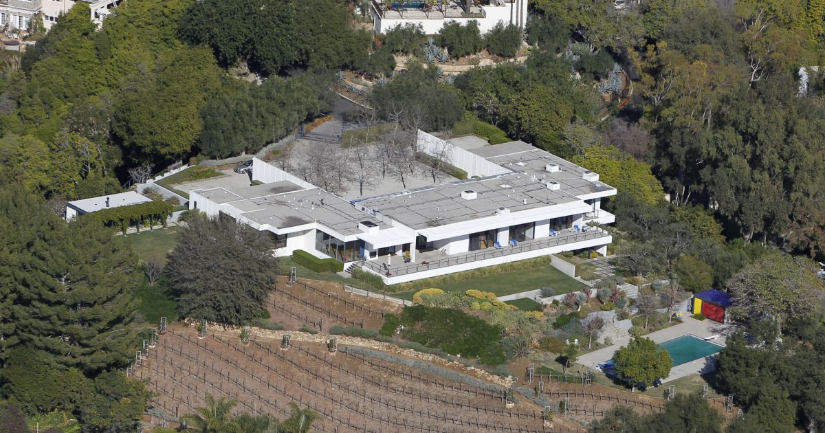 Vue aerienne de la maison de Jennifer Aniston a Bel Air 51072501 Aerial
