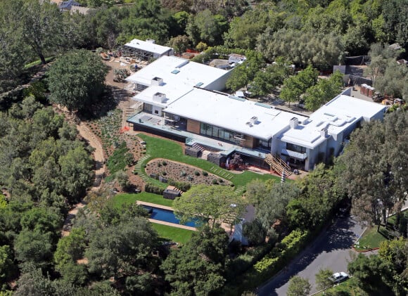 Vue aerienne de la maison de Jennifer Aniston a Bel Air  51072500 Aerial views of Jennifer Aniston's  million, 8,500 square foot mid-century mansion with four bedrooms and 6 bathrooms on March 18, 2013 in Bel Air, California. Jennifer has made quite a few changes in the year she's owned it, even replacing the vineyard with a bunch of large trees!19/04/2013 - Bel Air