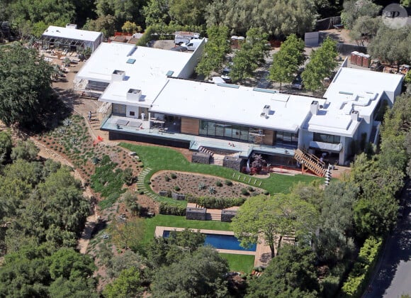 Vue aerienne de la maison de Jennifer Aniston a Bel Air  51072499 Aerial views of Jennifer Aniston's  million, 8,500 square foot mid-century mansion with four bedrooms and 6 bathrooms on March 18, 2013 in Bel Air, California. Jennifer has made quite a few changes in the year she's owned it, even replacing the vineyard with a bunch of large trees!19/04/2013 - Bel Air