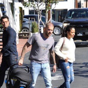 Matt Pokora et sa compagne Christina Milian se baladent avec leur fils Isaiah dans le quartier de West Hollywood à Los Angeles. La petite famille est allée déjeuner chez Fred Segal. Le 11 février 2020