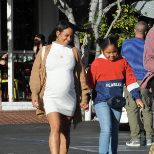 Christina Milian, enceinte, dans une robe moulante blanche à la sortie de chez Fred Segal's avec son compagnon M.Pokora et sa fille, Violet Madison Nash, après avoir déjeuné avec des amis, à Los Angeles, Californie, Etats-Unis, le 7 janvier 2020.