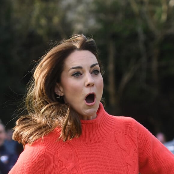 Catherine Kate Middleton, duchesse de Cambridge lors d'une session de Hurling, un sport traditionnel irlandais au Knocknacarra GAA Club à Galway le 5 mars 2020.