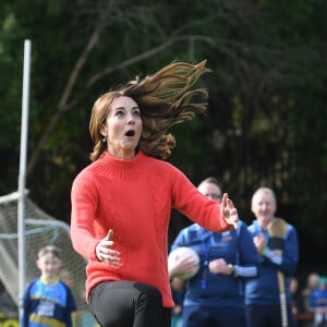 Catherine Kate Middleton, duchesse de Cambridge lors d'une session de Hurling, un sport traditionnel irlandais au Knocknacarra GAA Club à Galway le 5 mars 2020.