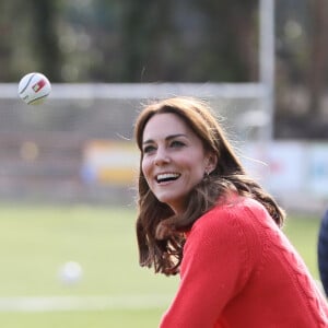 Catherine Kate Middleton, duchesse de Cambridge, lors d'une session de Hurling, un sport traditionnel irlandais au Knocknacarra GAA Club à Galway le 5 mars 2020.