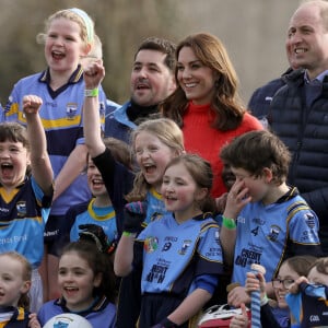 Le prince William, duc de Cambridge, et Catherine Kate Middleton, duchesse de Cambridge, lors d'une session de Hurling, un sport traditionnel irlandais au Knocknacarra GAA Club à Galway le 5 mars 2020.