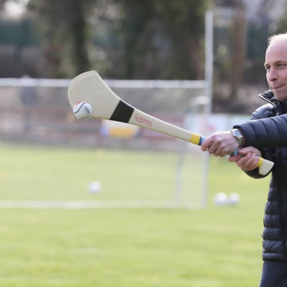 Le prince William, duc de Cambridge, et Catherine Kate Middleton, duchesse de Cambridge, lors d'une session de Hurling, un sport traditionnel irlandais au Knocknacarra GAA Club à Galway le 5 mars 2020.