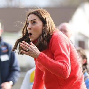 Catherine Kate Middleton, duchesse de Cambridge lors d'une session de Hurling, un sport traditionnel irlandais au Knocknacarra GAA Club à Galway le 5 mars 2020.