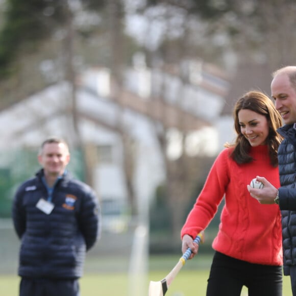 Le prince William, duc de Cambridge et Catherine Kate Middleton, duchesse de Cambridge lors d'une session de Hurling, un sport traditionnel irlandais au Knocknacarra GAA Club à Galway le 5 mars 2020.