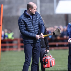 Le prince William, duc de Cambridge lors d'une session de Hurling, un sport traditionnel irlandais au Knocknacarra GAA Club à Galway le 5 mars 2020.