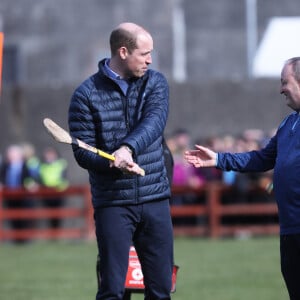 Le prince William, duc de Cambridge lors d'une session de Hurling, un sport traditionnel irlandais au Knocknacarra GAA Club à Galway le 5 mars 2020.