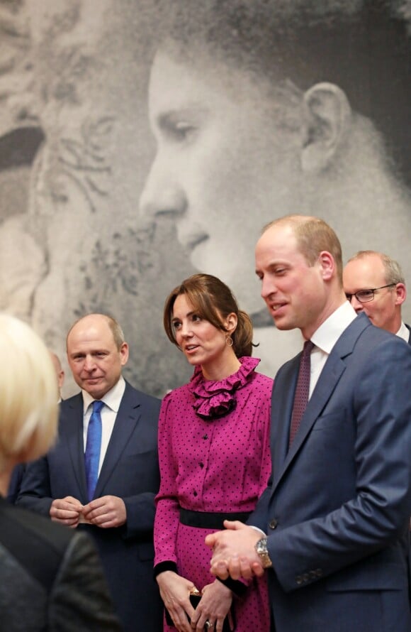 Le prince William, duc de Cambridge, et Kate Middleton, duchesse de Cambridge, reçus par le vice-Premier ministre de l'Irlande Simon Coveney lors de leur visite officielle à Dublin, le 4 mars 2020. Le couple princier a reçu en cadeau une première édition du livre de James Joyce, "Ulysses".