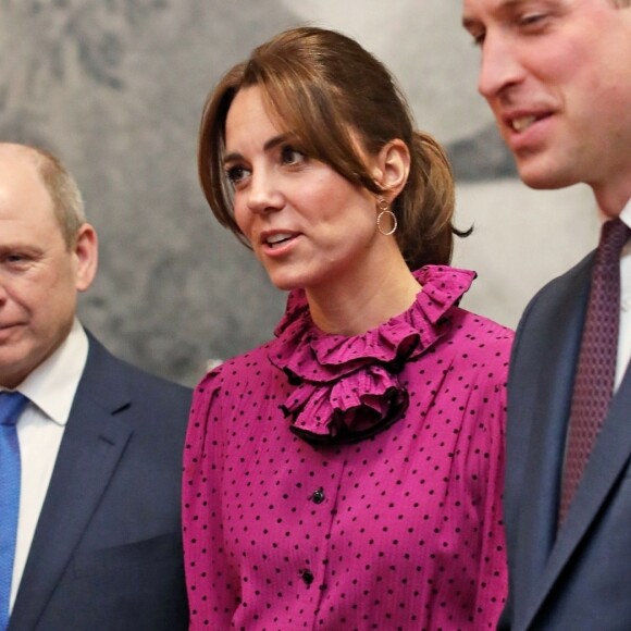 Le prince William, duc de Cambridge, et Kate Middleton, duchesse de Cambridge, reçus par le vice-Premier ministre de l'Irlande Simon Coveney lors de leur visite officielle à Dublin, le 4 mars 2020. Le couple princier a reçu en cadeau une première édition du livre de James Joyce, "Ulysses".