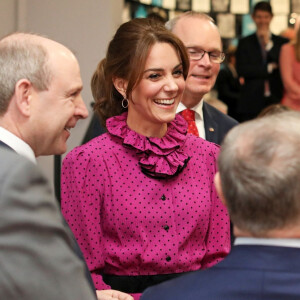 Le prince William, duc de Cambridge, et Kate Middleton, duchesse de Cambridge, reçus par le vice-Premier ministre de l'Irlande Simon Coveney lors de leur visite officielle à Dublin, le 4 mars 2020. Le couple princier a reçu en cadeau une première édition du livre de James Joyce, "Ulysses".